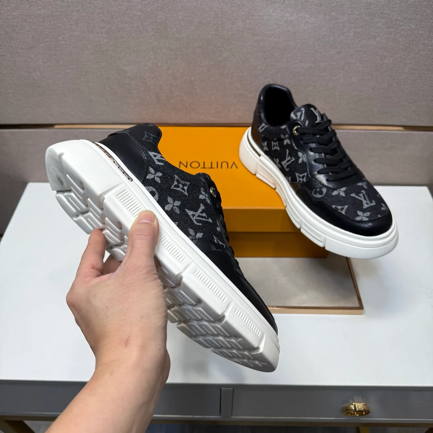 ⬛️Men's shoes 💰p400 [LV～] Men's casual shoes 2025z cabinet sales simultaneously 🔶Size: 38-44#️⃣ 🔷2 colors🔜The upper is made of multi-material splicing➕Genuine leather lining, comfortable and breathable, sole: original comfortable and wear-resistant outsole, ⚠️Real shot📱Photographed🎬The real thing is better📢📢📢